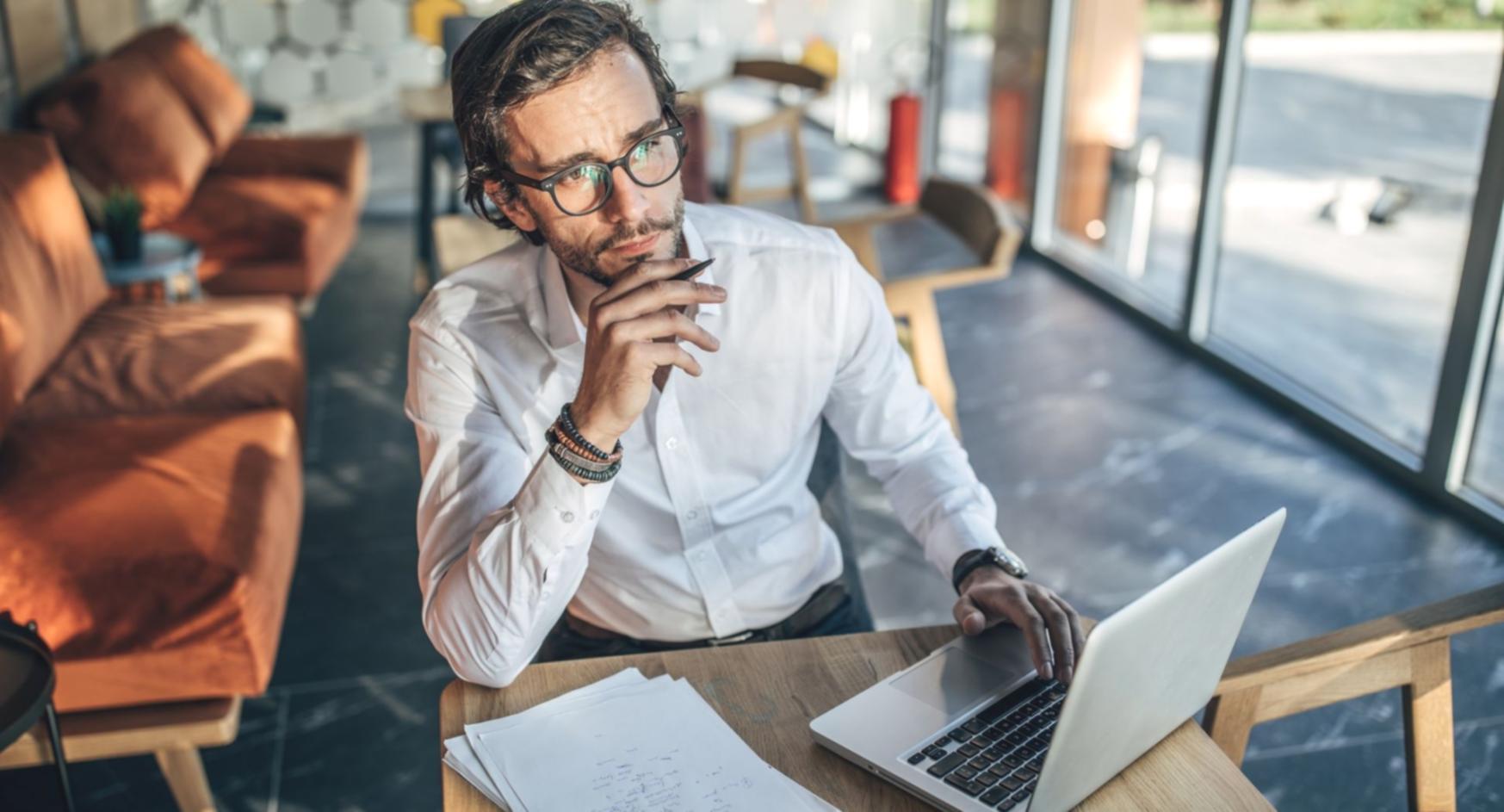 Espace de travail organisé avec documents financiers