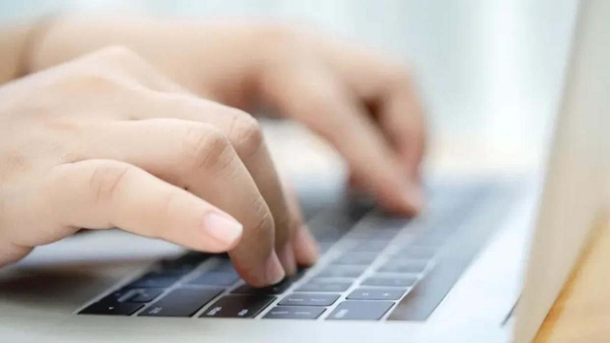 Analyse détaillée de données financières sur écran