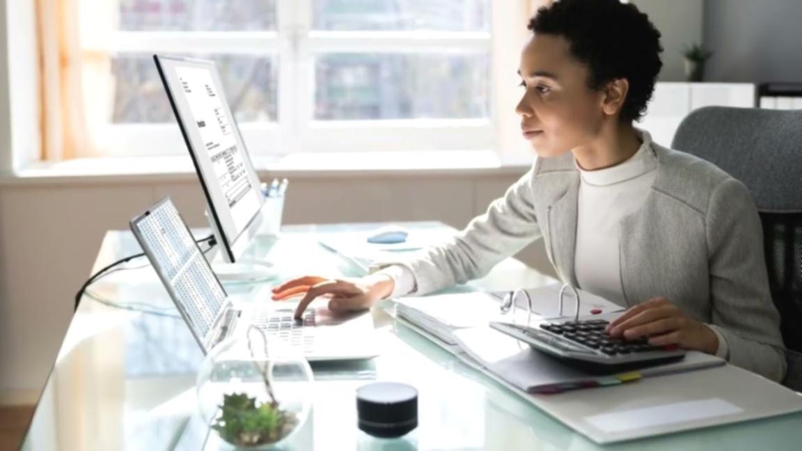 Bureau organisé avec outils de planification budgétaire